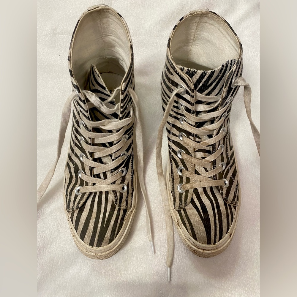 Well loved sneakers😊